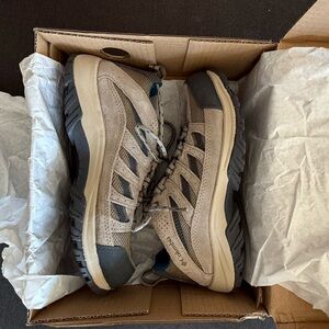 NEW!!! 🎉🆕💚Columbia Crestwood Wide Shoes in Pebble and Lagoon